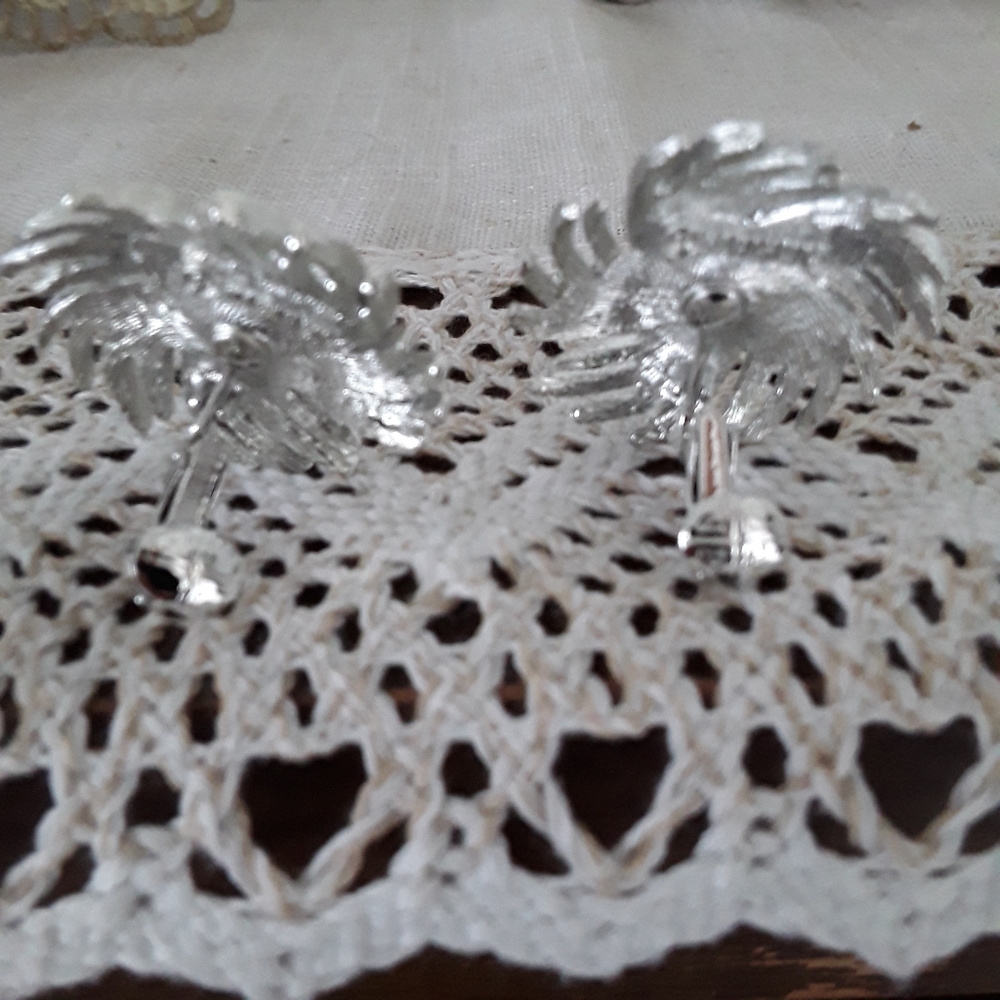Sarah Coventry Vintage Sunburst Silvertone/Faux Pearl Clip Earrings - Picture 3 of 4